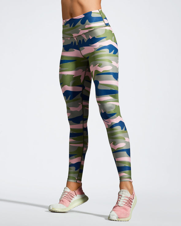 Women’s Camufarre Sustainable Gym Leggings. Featuring a unique camo activewear print created with a purpose by Scultura. Inspired by the ocean and designed to raise awareness of the environmental impact of single use plastic. Created with premium technical Italian fabric made with 100% regenerated yarn from recycled plastic bottles (rPET). Close up view.